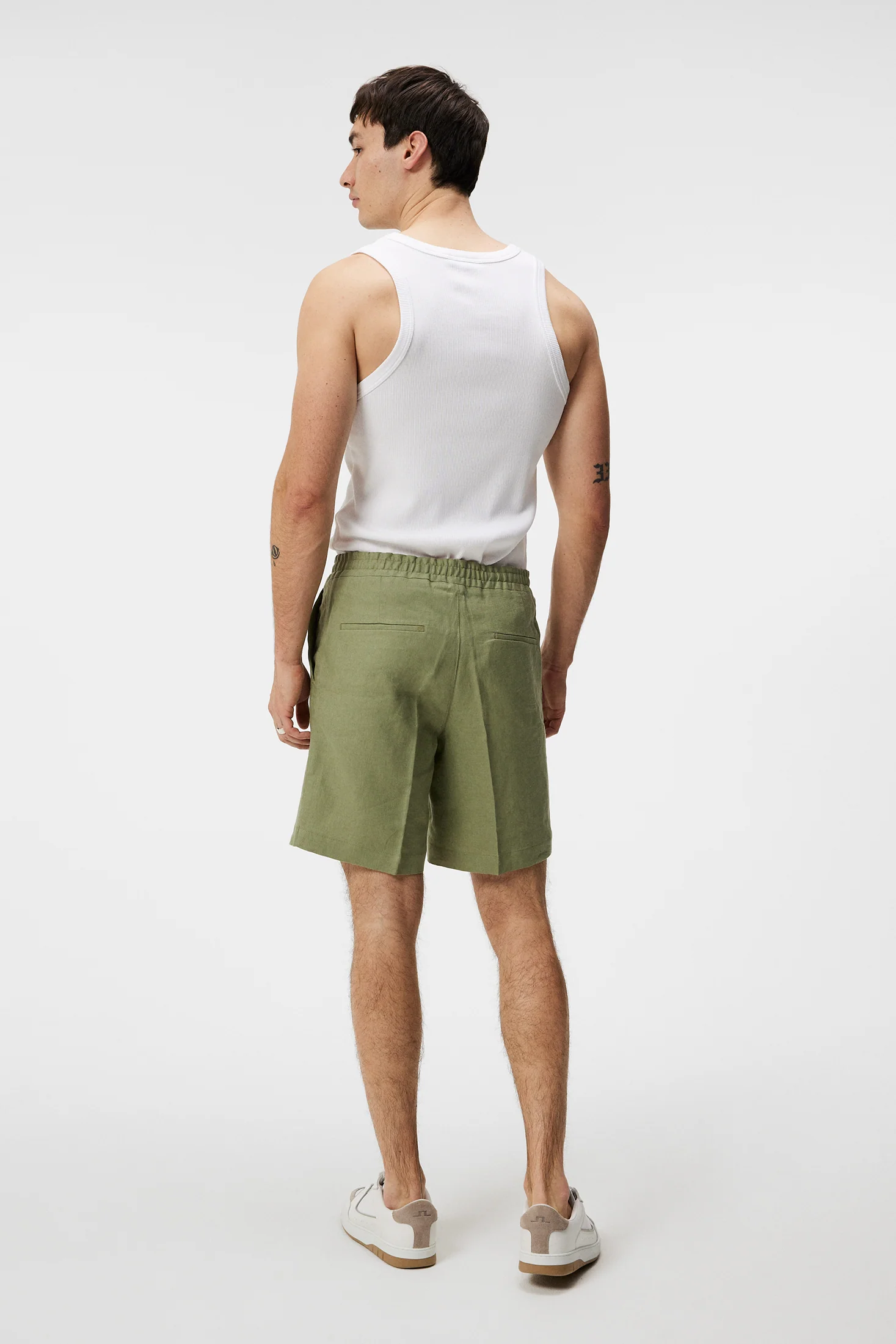 Baron Linen Shorts / Oil Green - Image 3