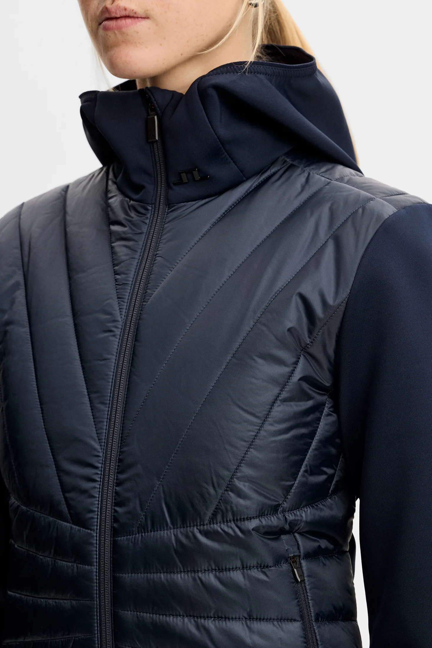 Holma Quilt Hybrid Hood / JL Navy - Image 5