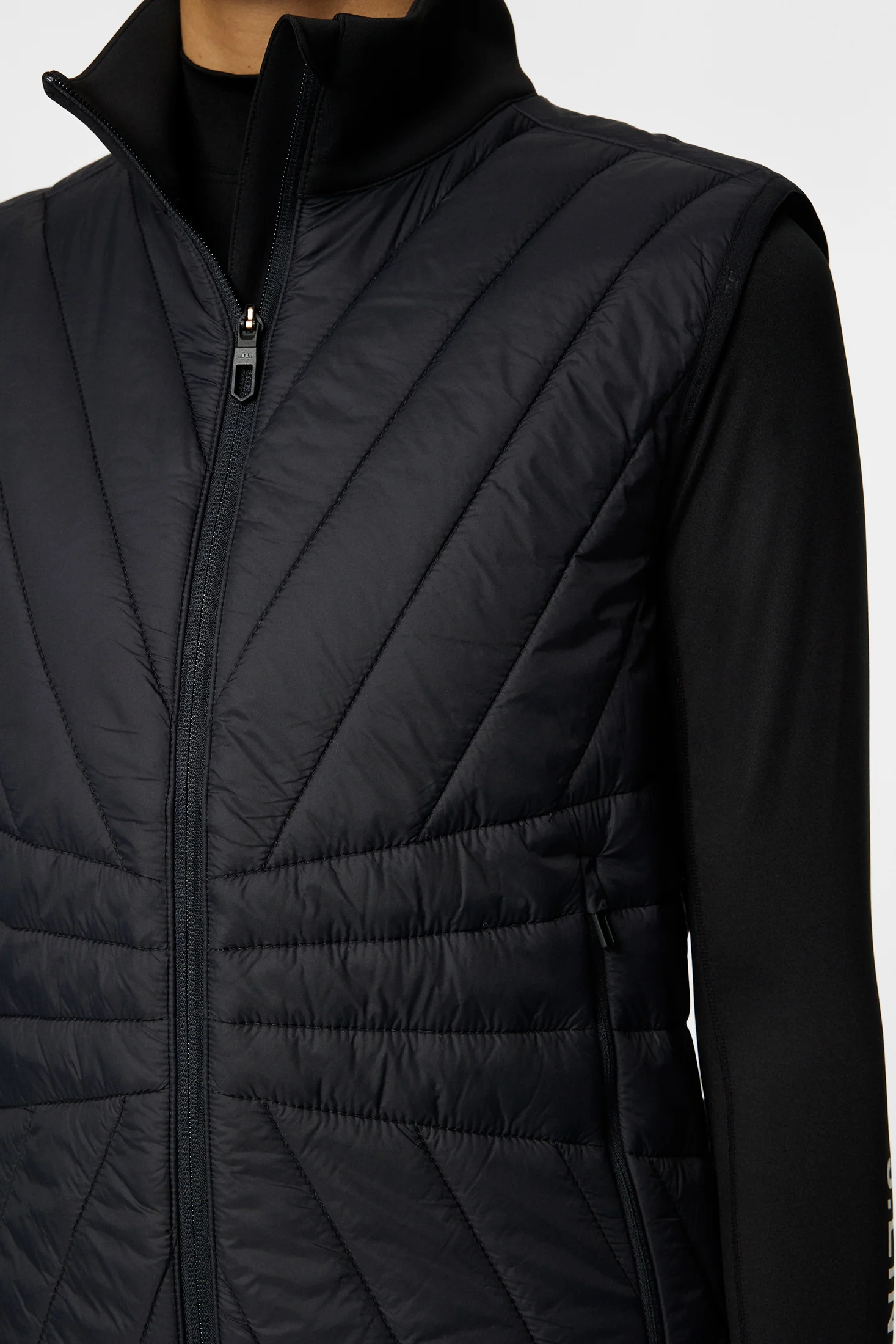 Holma Quilt Hybrid Vest / Black - Image 7