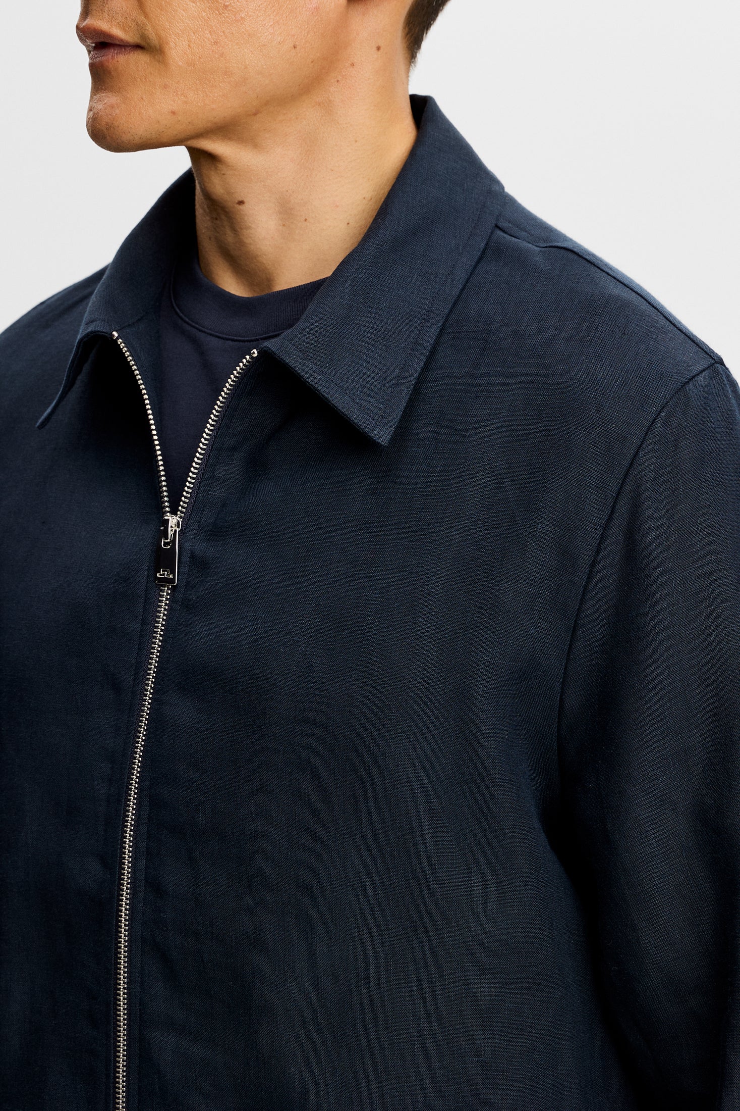 Julius Drape Linen Overshirt / JL Navy - Image 5