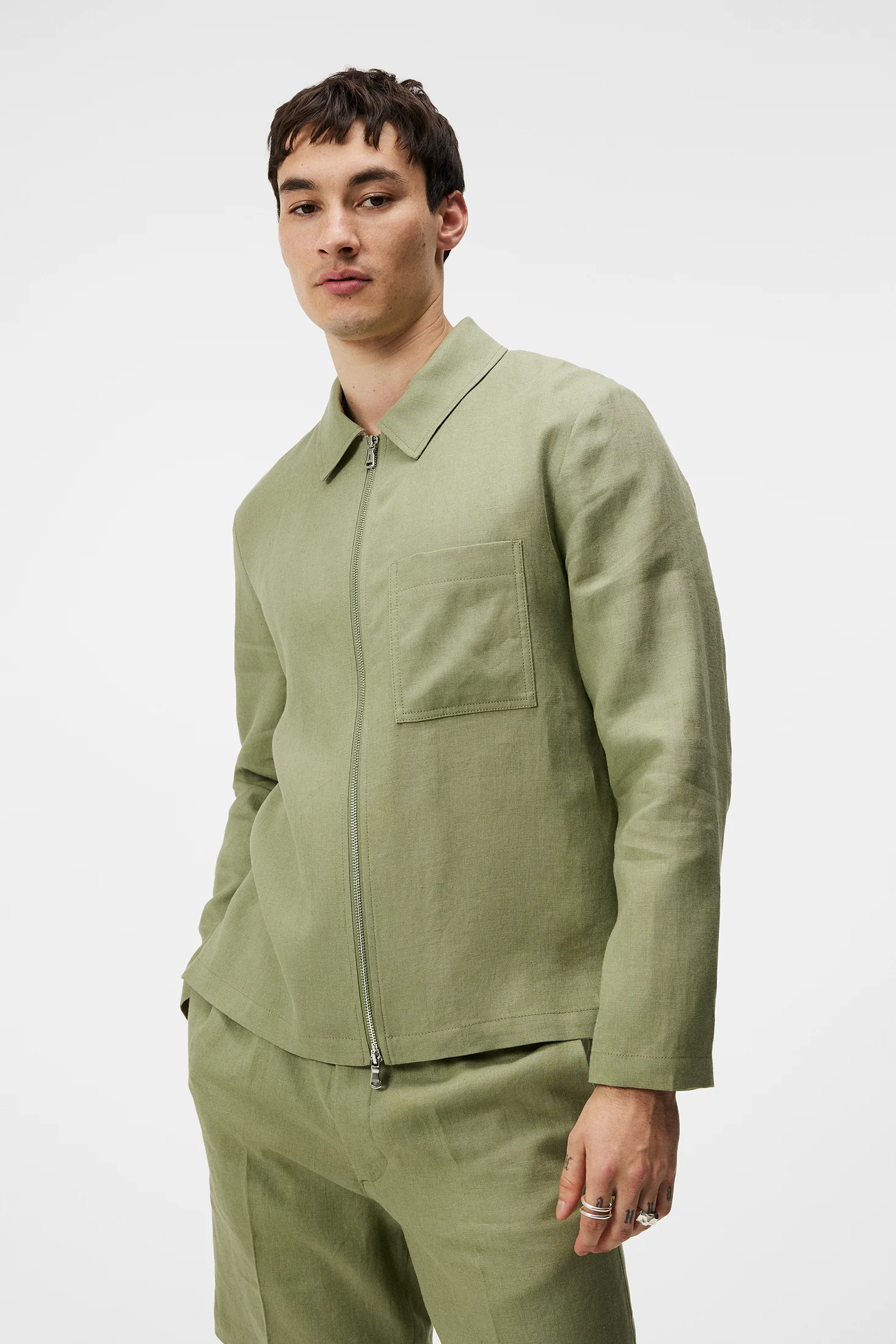 Julius Linen Overshirt / Oil Green - Image 2