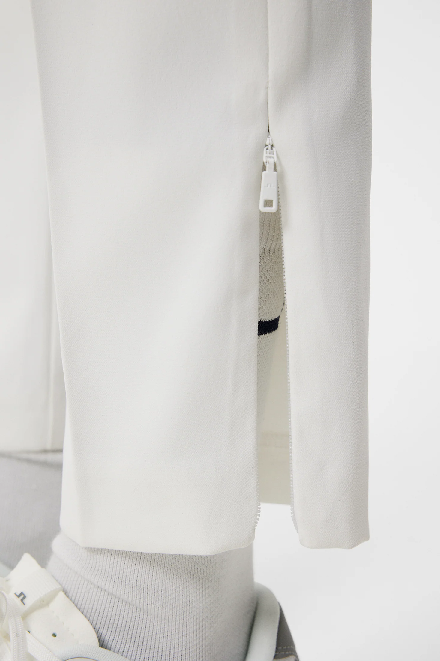 Pia Pant / White - Image 5